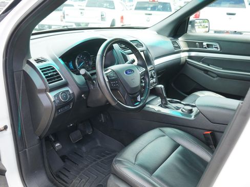 Used 2016 Ford Explorer XLT w/ Equipment Group 202A AWD/4WD image 12