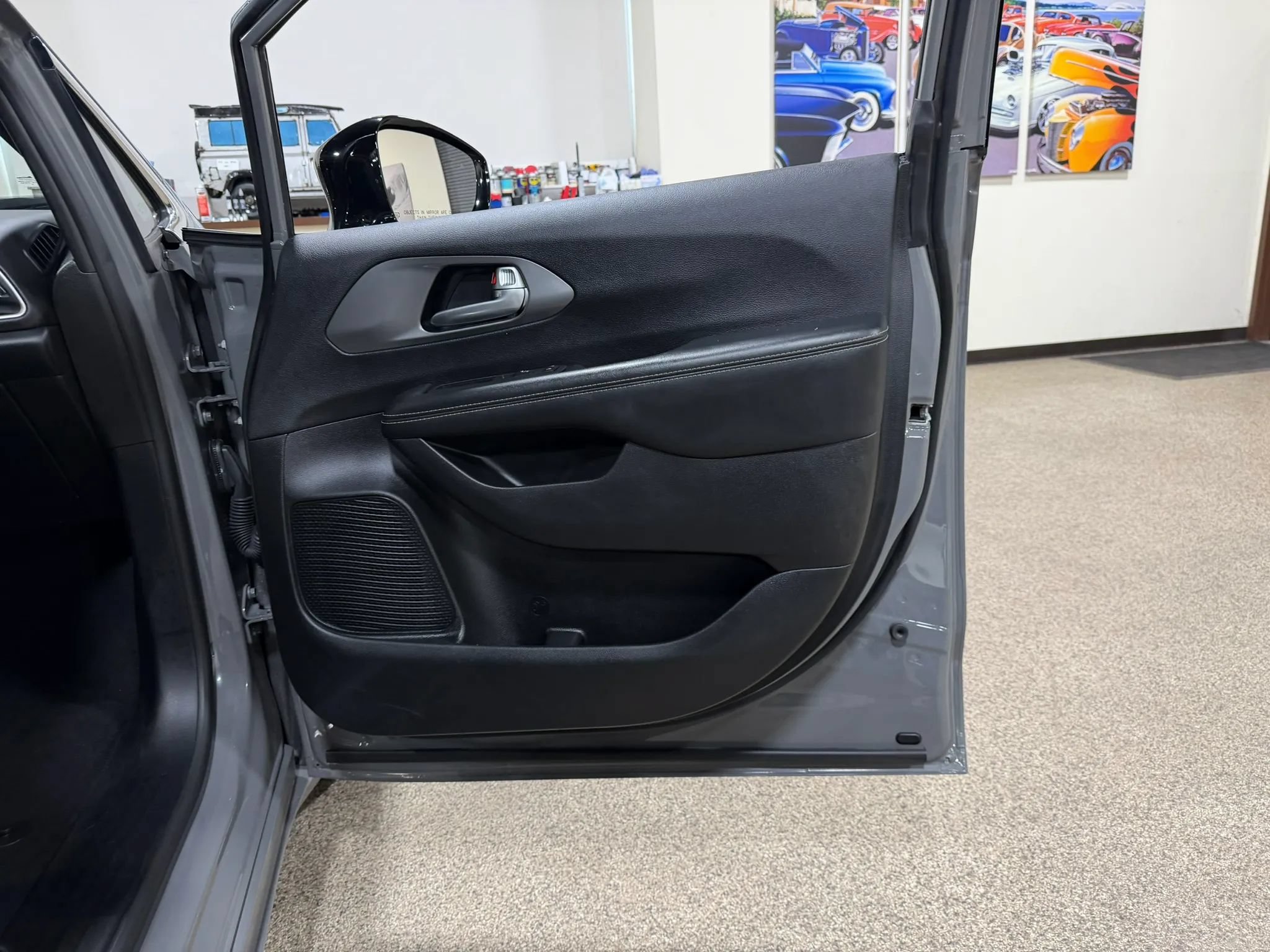 Used 2025 Chrysler Pacifica Select FWD image 27