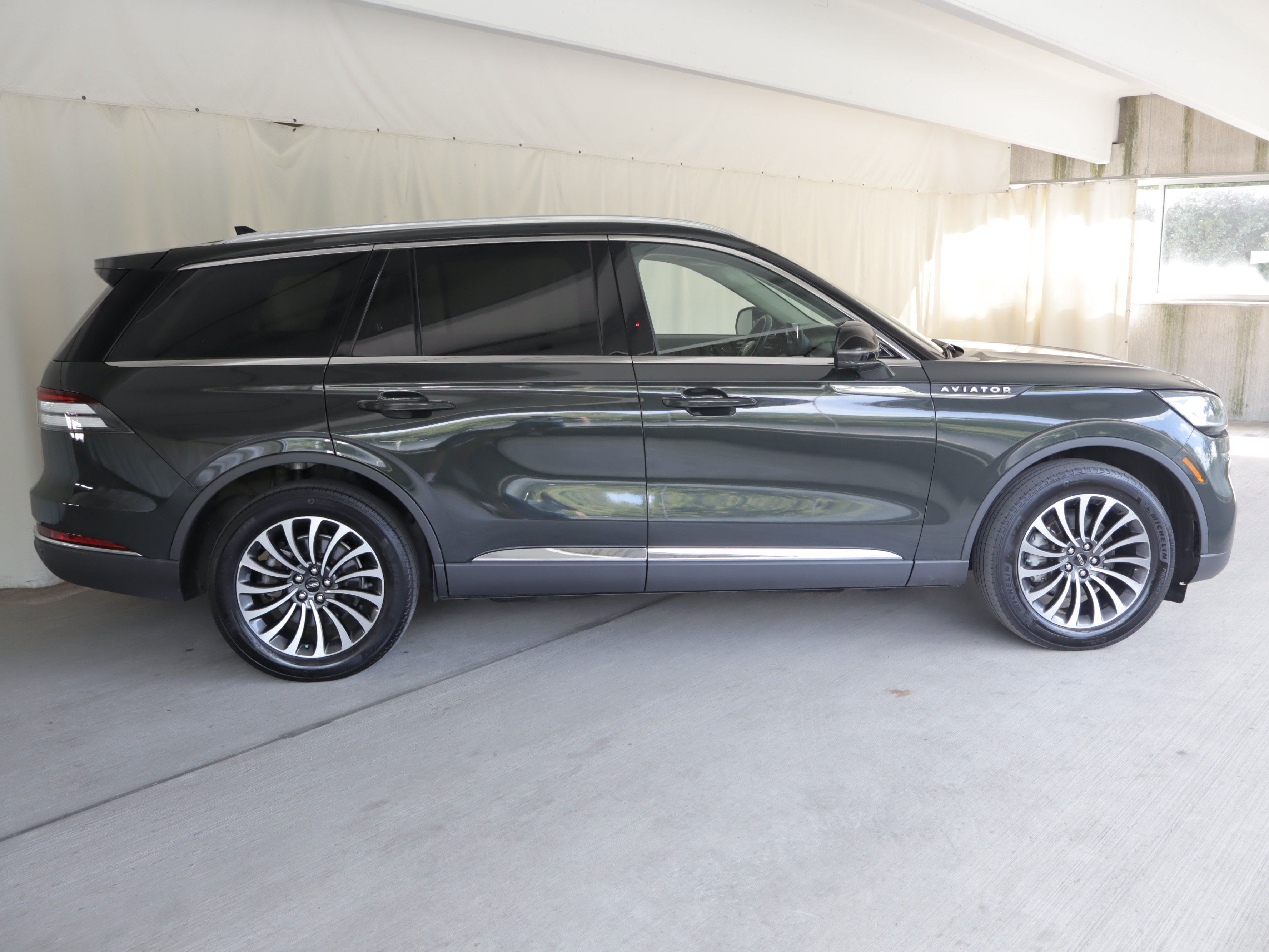 Used 2023 Lincoln Aviator AWD w/ Premium Package image 6