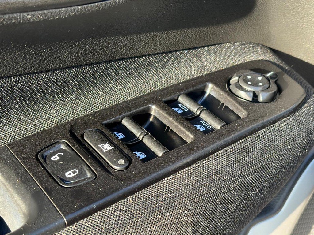Used 2021 Jeep Renegade Latitude w/ Sun & Sound Group FWD image 23