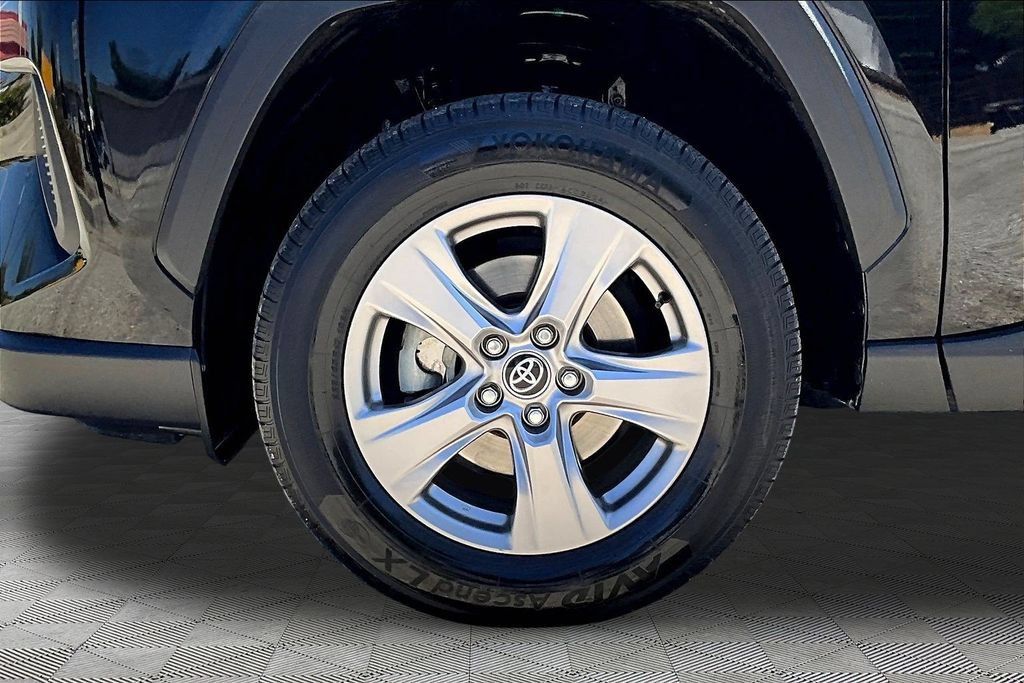 Used 2022 Toyota RAV4 LE AWD/4WD image 32