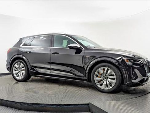Used 2022 Audi e-tron S Premium Plus image 11