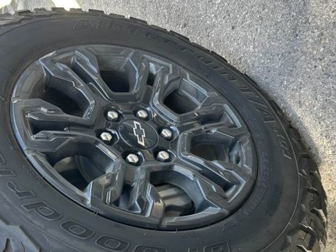 Used 2023 Chevrolet Silverado 1500 ZR2 w/ Technology Package image 4