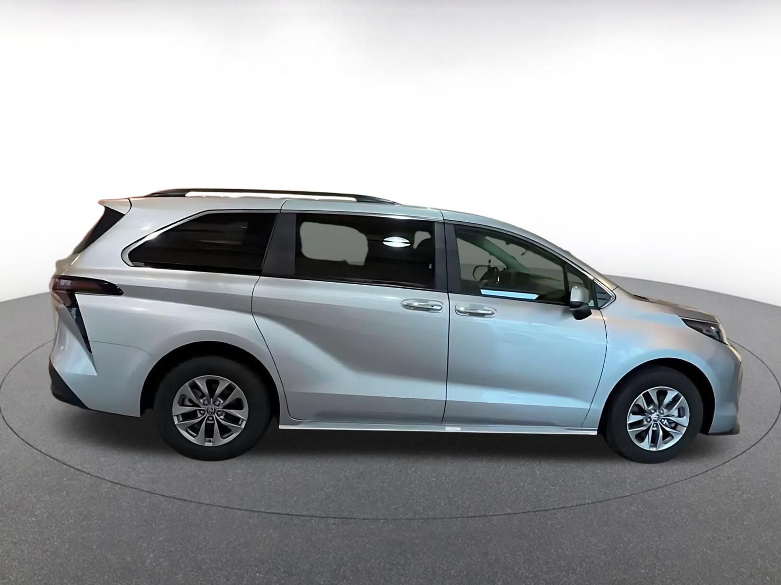 Used 2025 Toyota Sienna XLE FWD image 15