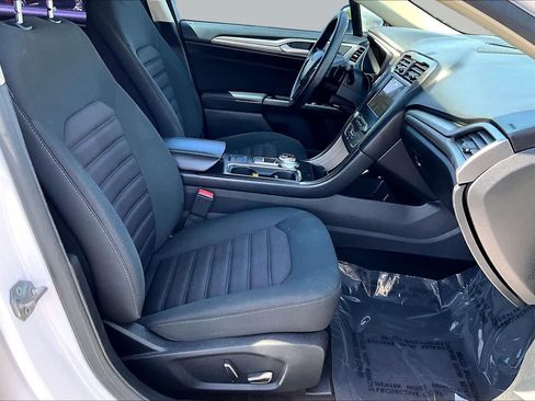 Used 2017 Ford Fusion SE w/ Fusion SE Technology Package FWD image 8