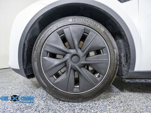 Used 2023 Tesla Model Y Long Range AWD/4WD image 45