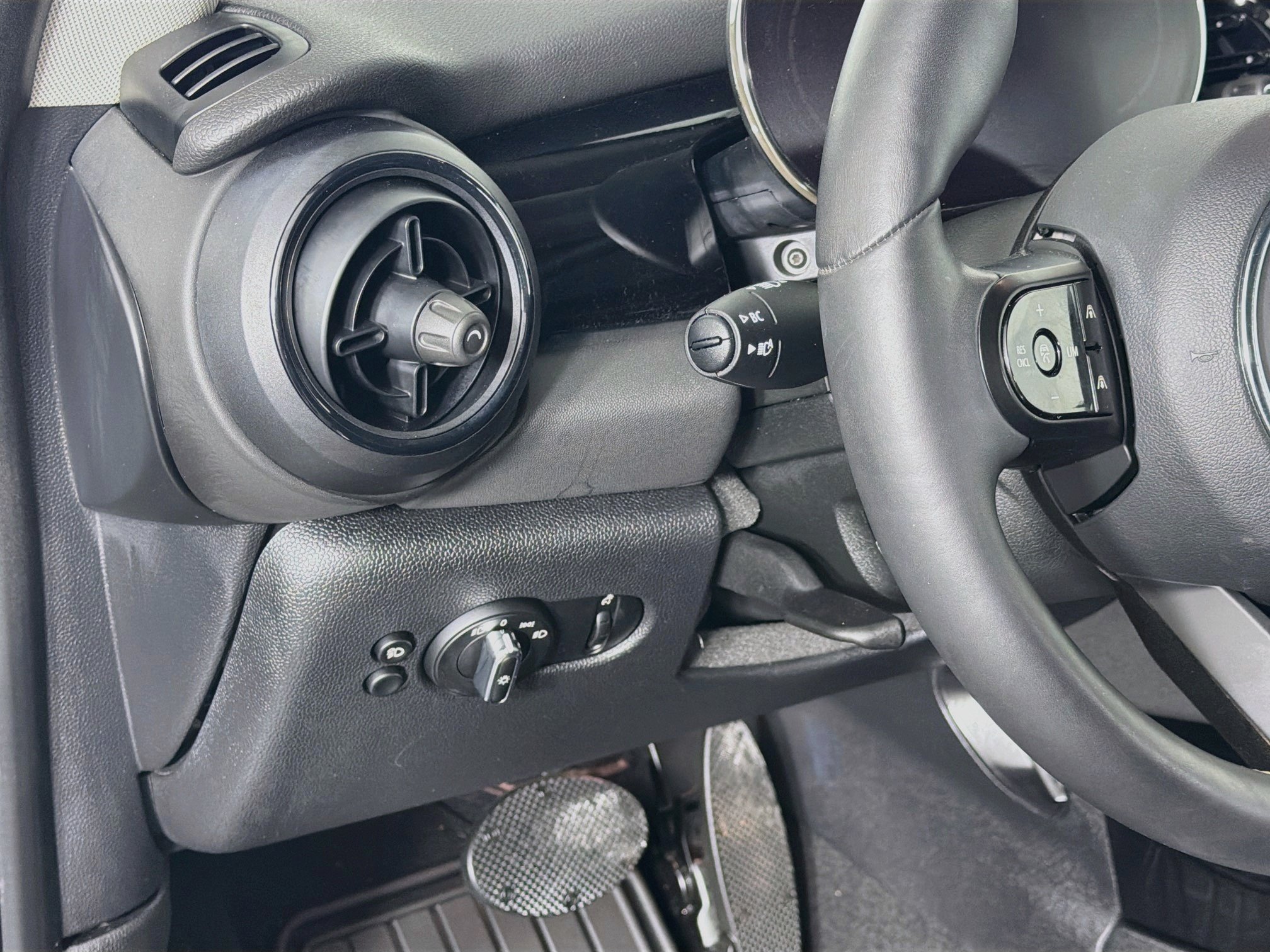 Used 2024 MINI Cooper SE FWD image 16