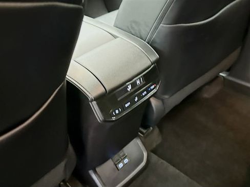 Used 2024 Toyota Highlander XLE image 24