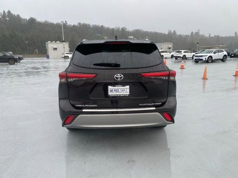 Certified 2022 Toyota Highlander Platinum image 11