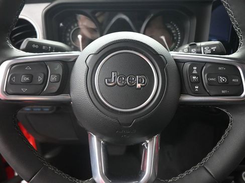 Used 2025 Jeep Wrangler Unlimited Sahara AWD/4WD image 11