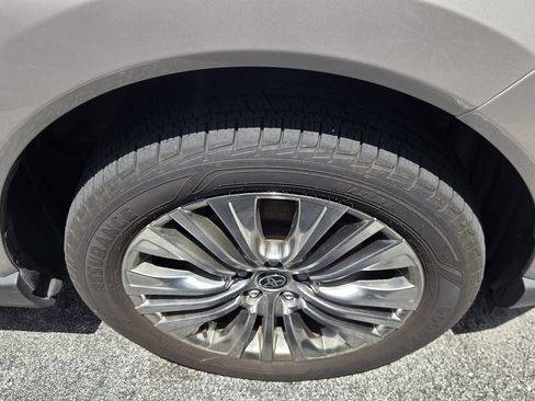 Used 2023 Toyota Venza XLE AWD/4WD image 5