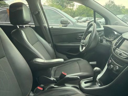 Used 2022 Chevrolet Trax LT w/ LT Convenience Package FWD image 2