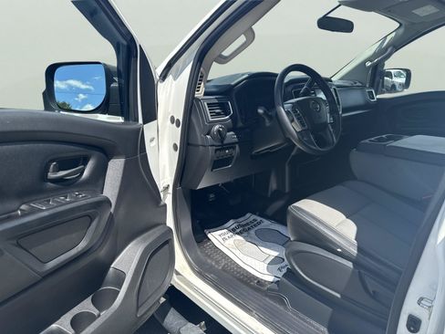 Used 2018 Nissan Titan S AWD/4WD image 12