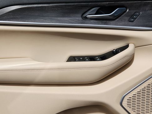 Used 2025 Jeep Grand Cherokee L Limited w/ Luxury Tech Group II image 6