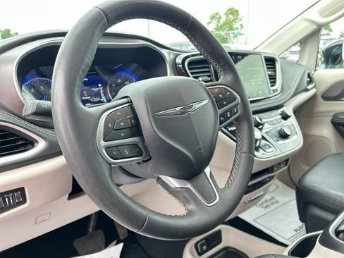 Used 2024 Chrysler Pacifica Touring-L w/ Uconnect Theater Family Group FWD image 36