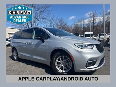 Used 2024 Chrysler Pacifica Touring-L