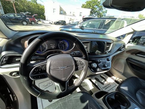 Used 2017 Chrysler Pacifica Touring-L Plus FWD image 5
