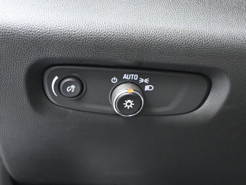 Used 2023 Chevrolet Traverse LT FWD image 16