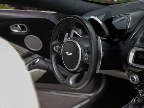 Used 2023 Aston Martin V8 Vantage Roadster RWD image 39