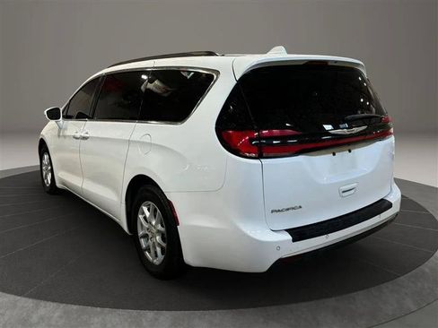 Used 2022 Chrysler Pacifica Touring-L FWD image 3