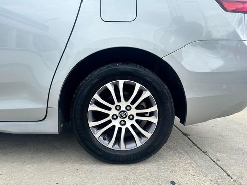 Used 2018 Toyota Sienna XLE FWD image 22