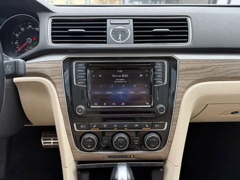 Used 2017 Volkswagen Passat 1.8T SEL Premium image 12