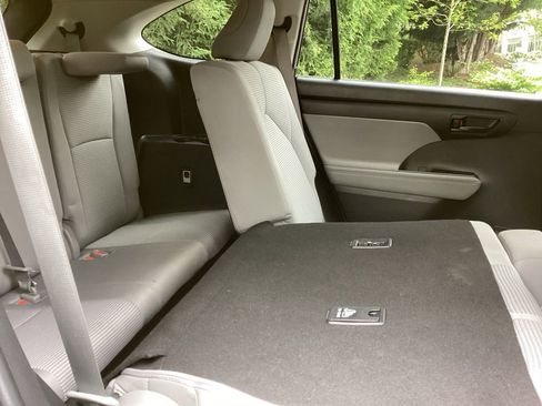Used 2023 Toyota Highlander LE FWD image 4