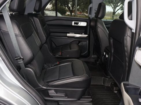 Used 2023 Ford Explorer Limited w/ Limited Technology Package image 18