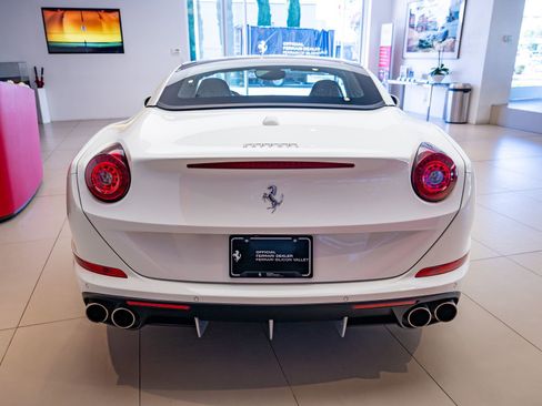 Used 2016 Ferrari California T image 33