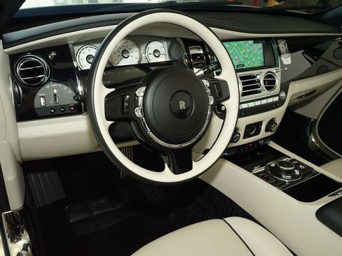 Used 2018 Rolls-Royce Dawn RWD image 9