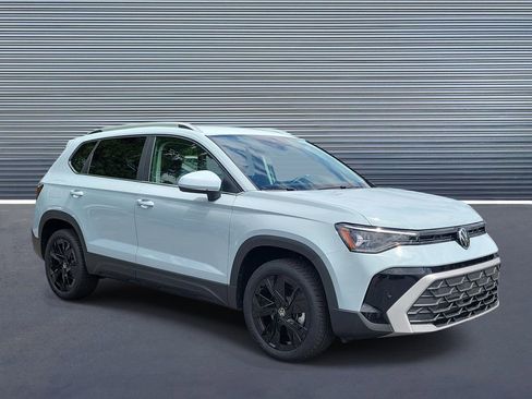 New 2026 Volkswagen Taos SE FWD image 2