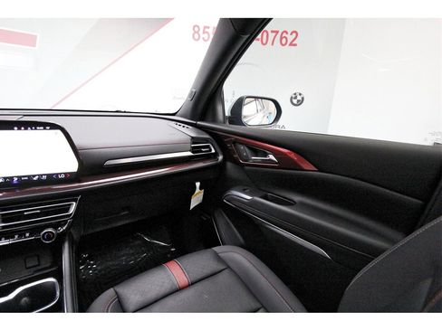 Used 2025 Chevrolet Traverse RS image 8