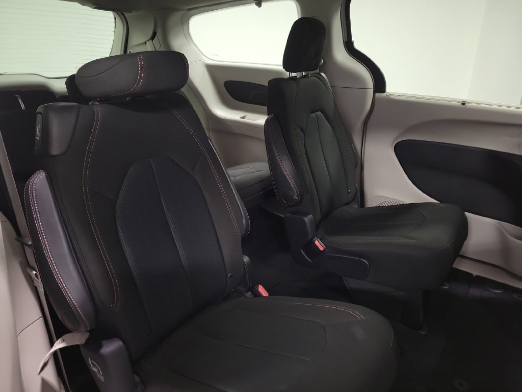 Used 2020 Chrysler Pacifica Touring FWD image 35