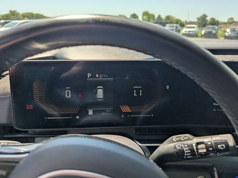 Used 2025 Kia Carnival FWD image 16