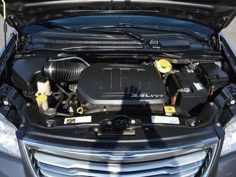Used 2015 Chrysler Town & Country Touring FWD image 36