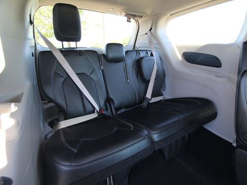 Used 2024 Chrysler Pacifica Touring-L FWD image 10