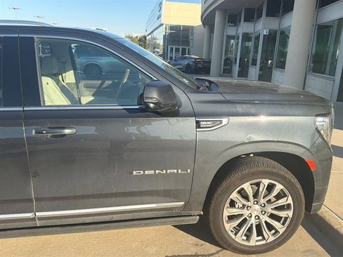 Used 2021 GMC Yukon XL Denali w/ Denali Premium Package image 11