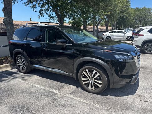 Certified 2025 Nissan Pathfinder Platinum w/ Cargo Package FWD image 4