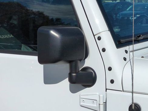 Used 2017 Jeep Wrangler Unlimited Sahara w/ Connectivity Group image 12