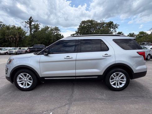 Used 2017 Ford Explorer XLT FWD image 5