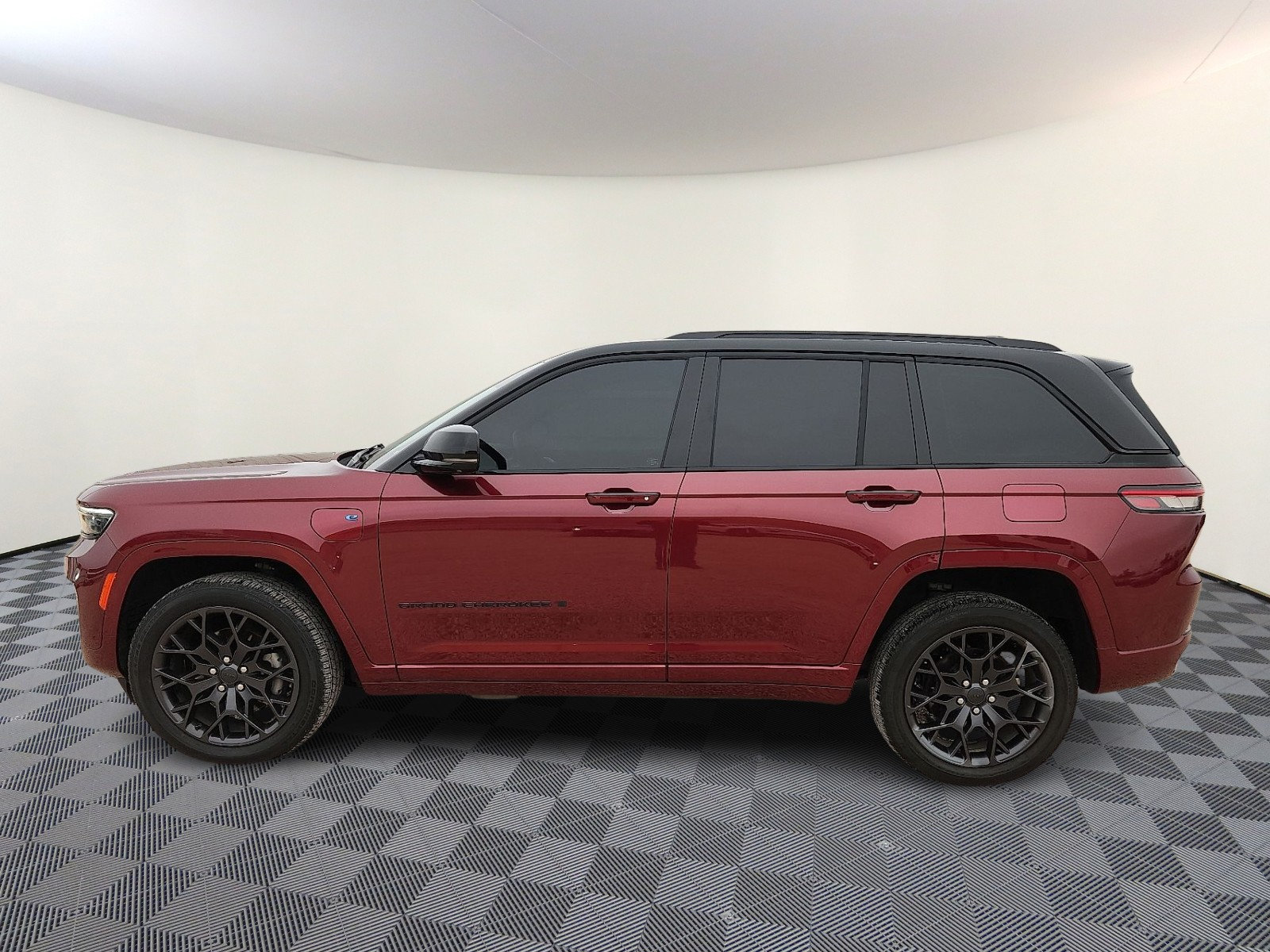 Used 2023 Jeep Grand Cherokee Summit w/ Advanced Protech Group IV AWD/4WD image 2