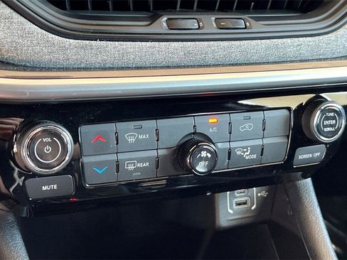 Used 2024 Jeep Compass Latitude image 20