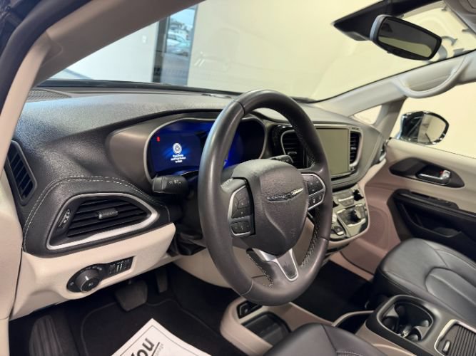 Used 2024 Chrysler Pacifica Limited FWD image 14