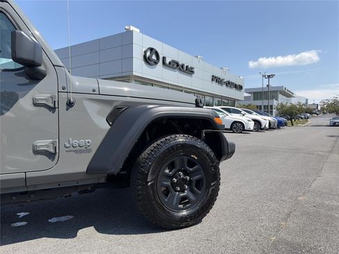Used 2018 Jeep Wrangler Sport AWD/4WD image 13