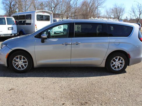Used 2019 Chrysler Pacifica LX image 7