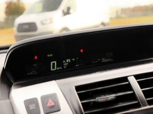 Used 2012 Toyota Prius V Five image 27