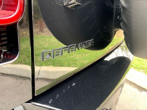 Used 2024 Land Rover Defender 110 X-Dynamic SE image 9