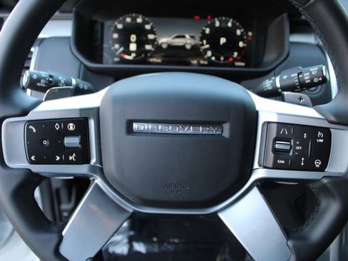 Used 2025 Land Rover Discovery Dynamic SE image 18