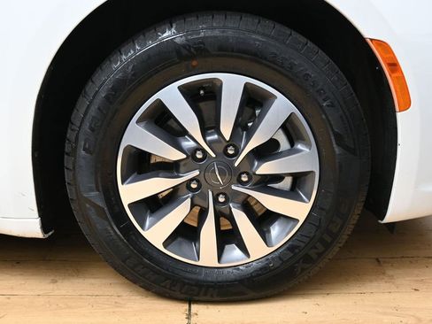 Used 2023 Chrysler Pacifica Touring-L FWD image 14