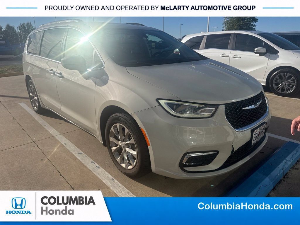 Used 2021 Chrysler Pacifica Touring-L w/ Uconnect Theater Family Group FWD image 1